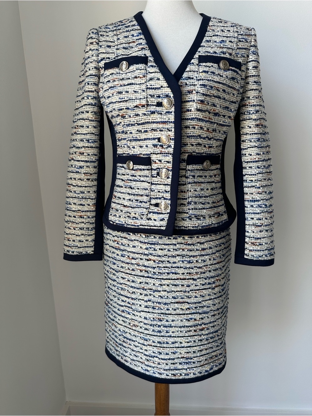 White House Black Market Classic Navy-Trim Tweed Jacket & Skirt Suite Size 2